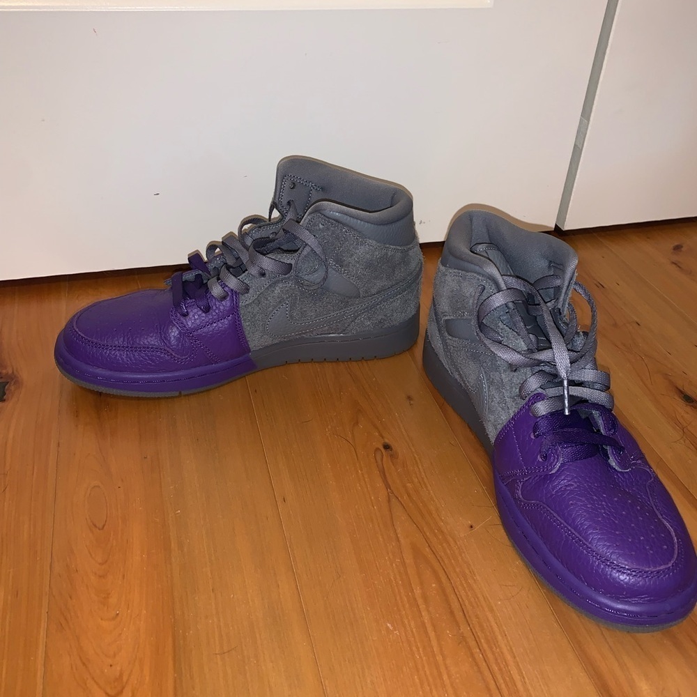 Women’s Nike air Jordan’s High-Top Sneakers - Picture 5 of 7